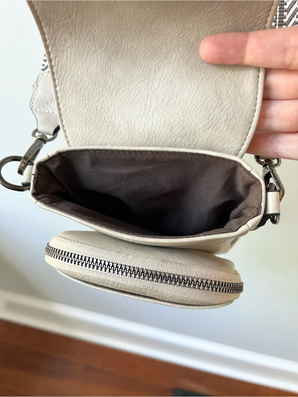 Poiugoya light tan small crossbody travel bag